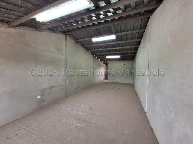 Local Comercial En Alquiler Av Florencio Jienenez Posee Mezzanina A Pie De Calle Cod 25 4976 Comunicate Soy Gabi Irastorza                                                                              
