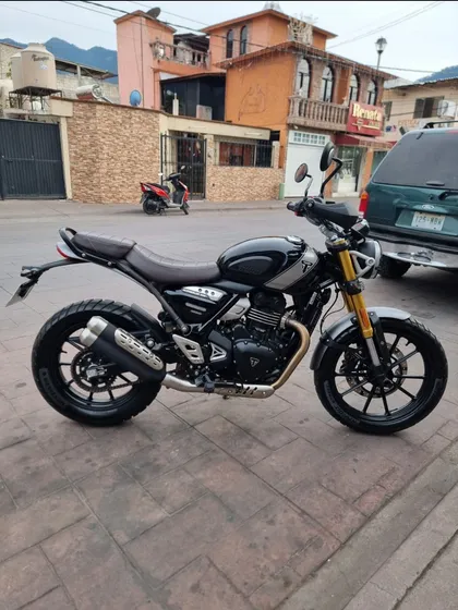 Scrambler 400 X Negra