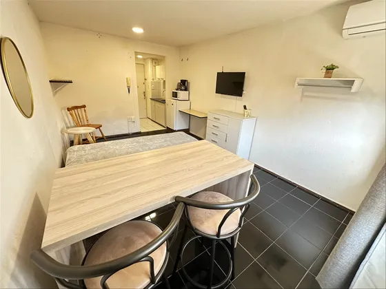A Pasos De 18 De Julio. Monoambiente Con Muebles