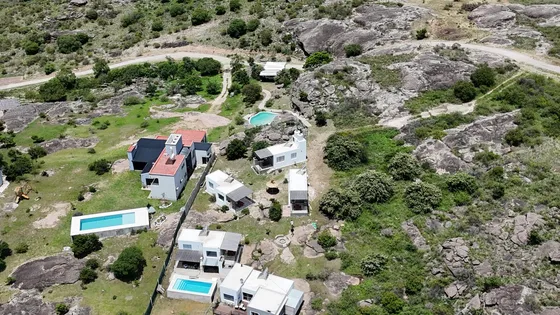 Edificio Comercial, Complejo De Cabañas En Tanti