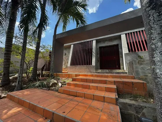 Se Alquila Casa Con Piscina En La Urbanización Guaparo, Con Vigilancia Privada 24/7. (solo Clientes) Myh-rm