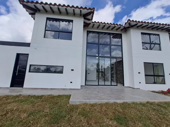 Encantadora Finca En Venta El Peñol