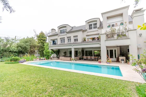 Maravillosa Residencia En Martinez Con Ascensor, Jardin Y Piscina Sobre Excepcional Lote De 811m2.