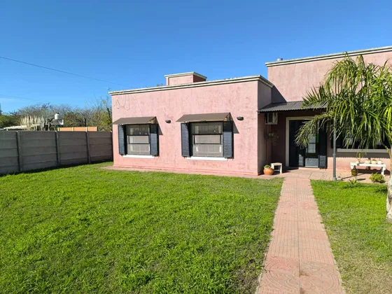 Encantadora Casa En Venta En Villars  Con Piscina, Parque Y Diseño Único