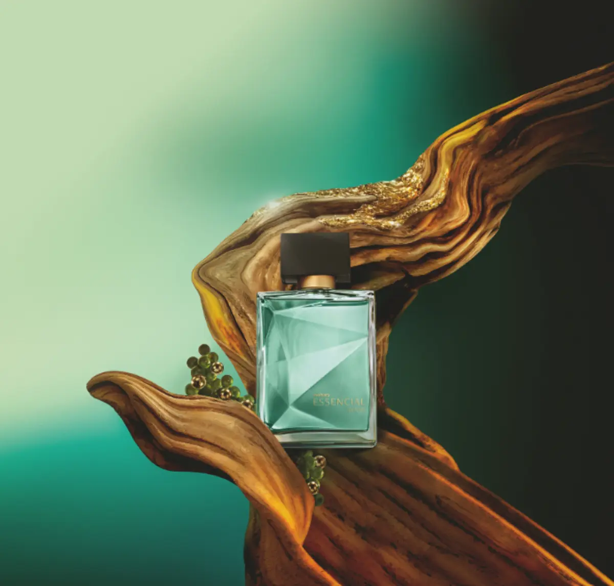 Perfume Natura Essencial Sentir Masculino apoiado em uma escultura de madeira natural com detalhes dourados