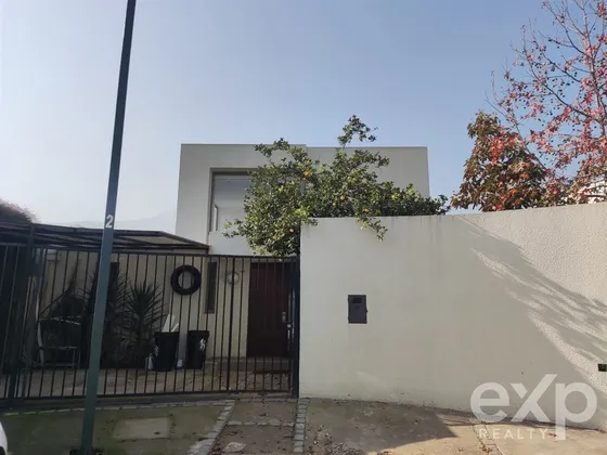 Casa En Arriendo De 3 Dorm.3 Baños En Condominio Huechuraba