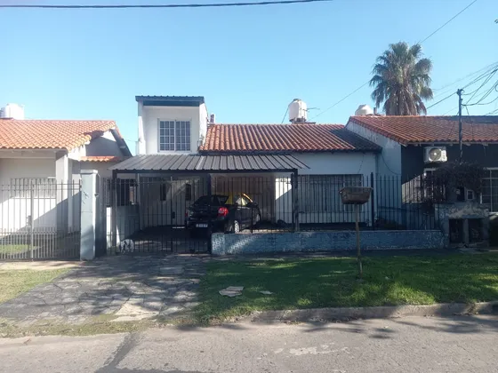 Venta De Casa 225 M2 Ideal Para Dos Familiar Cuenta Con Departamento Independiente 52 M2 Y Cochera Wilde, Avellaneda. Buenos Aires