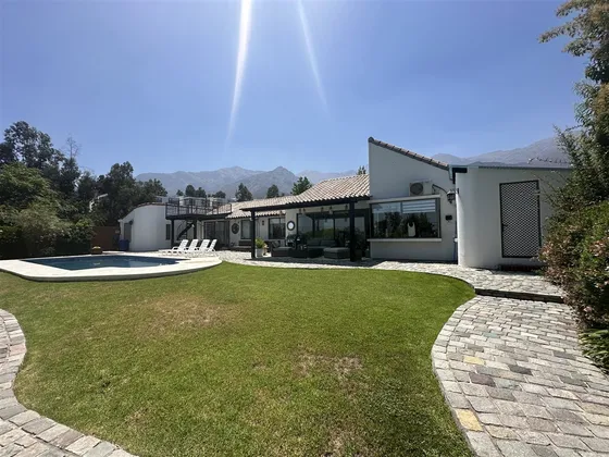 Casa En Venta De 4 Dorm. En Peñalolén