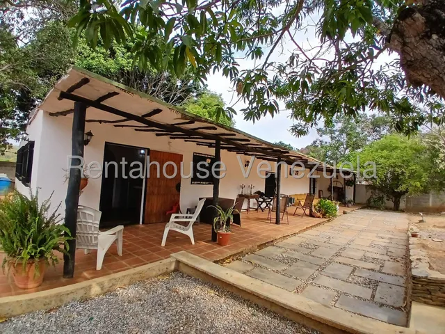 Dennymar, Vende Hermosa Casa Granja Ideal Para Uso Comercial O Residencial Con 2800m2 Dispone De 4 Habitaciones 2 Baños Y Todos Los Servicios Basicos En Agua Viva Cabudare B5a16469                    