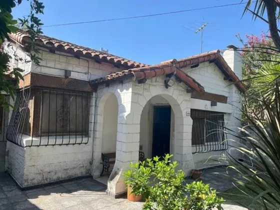 Casa En Venta - 3 Dormitorios 1 Baño - Cochera - City Bell, La Plata