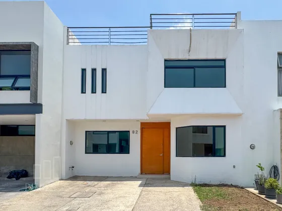 Casa De 3 Niveles En Solares, Coto Zanthe