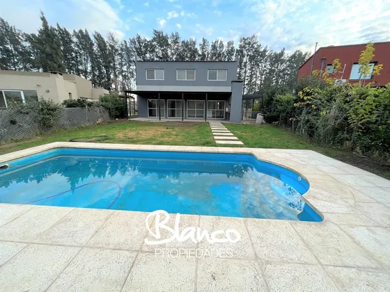 Casa  En Venta En Pilar Del Este, Pilar, G.b.a. Zona Norte