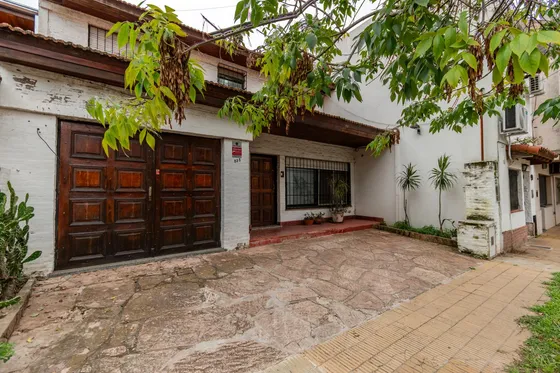 Solida Casa Con Jardin Y Piscina En Martinez, Ideal Para Actualizar.