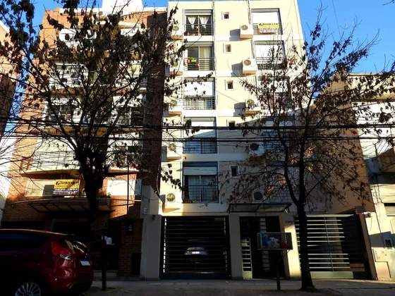 Departamento De Un Ambiente De 27mts. , Contrafuerte, Dandole Mas Tranquilidad, Cuenta Con Placard, Baño, Es Todo Eléctrico, El Edificio Tiene Con Lavarropas Y Lugar De Tendido.