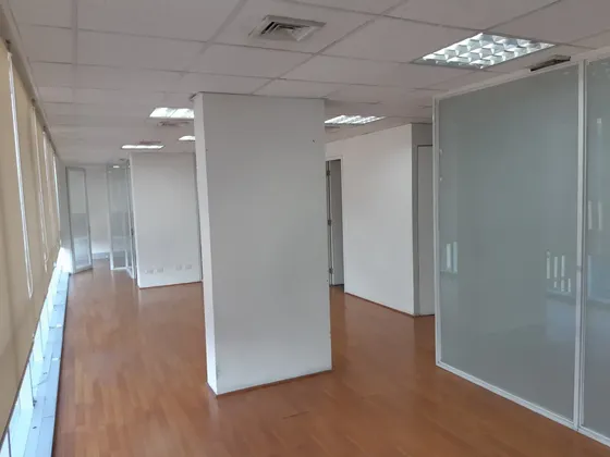 Excelente Oficina Sector Metro Manuel Montt.
