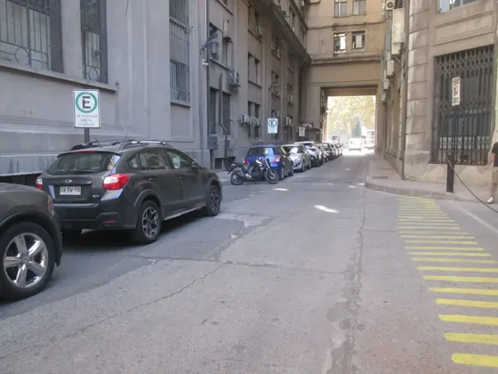 Estacionamiento En Portadas De Guias Con Alameda