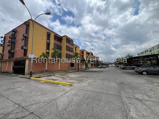 Apartamento En Venta Maracay Urb Guaicamacuto (pozo Y Gas Directo) 25-19739 Apd