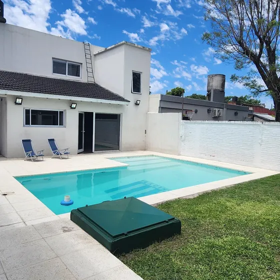 Casa En Venta - 4 Dormitorios 3 Baños - Cochera - 310mts2 - Morón