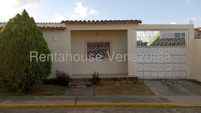 Casa En Venta, Rafael Gamarra Trae Para Ud, 2e11232, Bella En Urbanizacion Privada De Cabudare Comedor, 4 Habitac Y 2 Baños, Estacionamiento Para 3 Vehiculos Con Porton. Tanque Subterraneo 4000 Lts