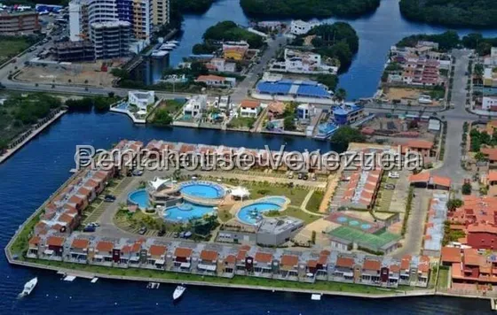 Jmc Townhouse En Venta En Urb. Puerto Encantado 25-15297 Yk
