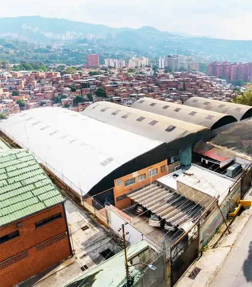 En Venta: Galpón Industrial En Caracas | Munic. Baruta | 1.287 Mts2. Capacidad Eléctrica De Alta Carga. + Fondo De Comercio Ind. Del Plástico Con 7 Líneas Instaladas (opcional).