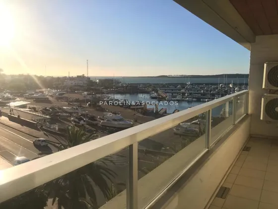 Apartamento En Venta Con Vista Al Puerto