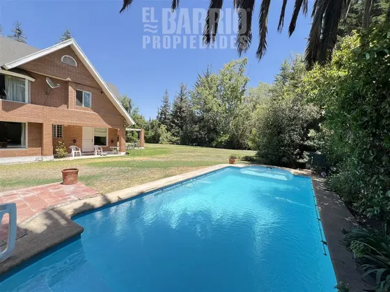 Casa En Venta En Chicureo Centro, En Condominio Urbanizado.