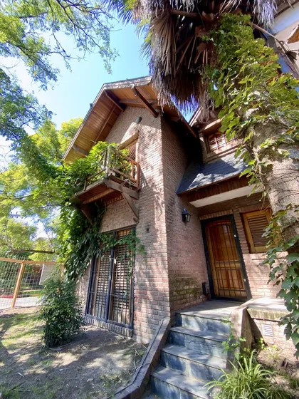 Casa En  Alquiler En Moreno Uso Comercial