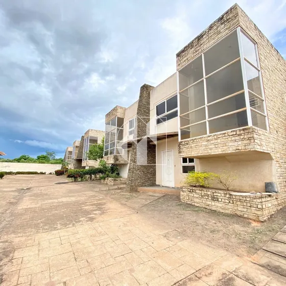 Oferta: Townhouses En Obra Gris De 192m2, Ideal Para Personalizar Cada Espacio De Acuerdo A Tus Gustos Y Necesidades. Urb. Caronoco Bay. C.r. Altos Del Orinoco, Campo C De Ferrominera, Ciudad Guayana