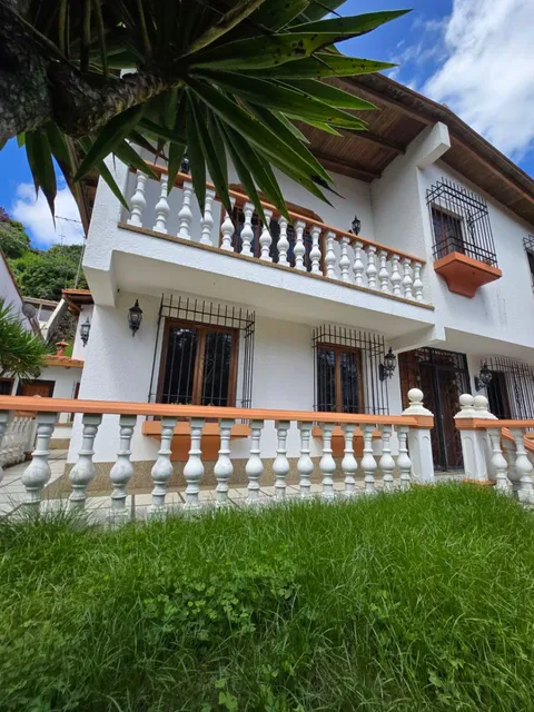 En Venta Hermosa Casa Con Acabados De Primera Calidad En Santa Paula. (a.v)