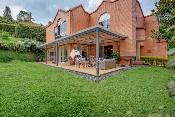 Venta De Casa  Magestuosa En El El Poblado, Tranversal Superior.