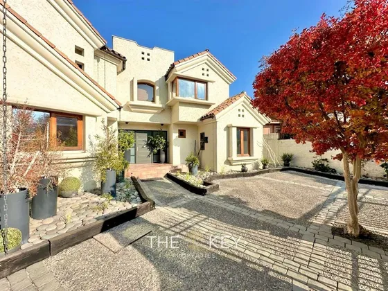 Casa En Venta Estilo Provenzal, 5 Dorm. En Lo Barnechea.