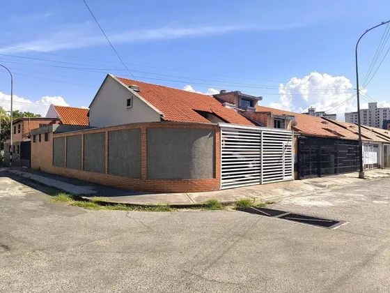 Annic Coronado Vende Amplia Y Cómoda Casa En La Urb. Quintas Del Norte En Naguanagua Cód. 325081