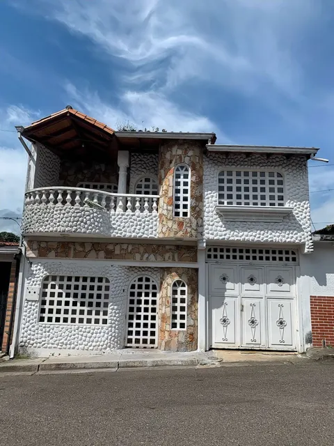 Xv, Casa En Venta A Pie De Calle De Tres Niveles  Ubicada: Barrio Alianza Detrás Del Cdi De La Rotaria.