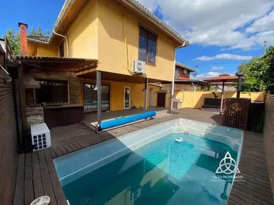 Casa Familiar Con Piscina Climatizada Y Quincho. Santa Cruz
