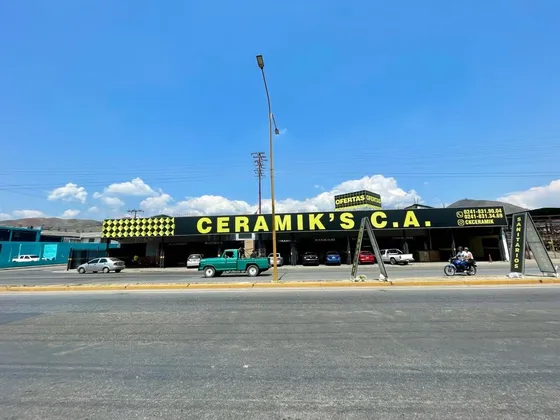 Excelente Galpón Para Uso Comercial O Industrial En Av. Lisandro Tcl G