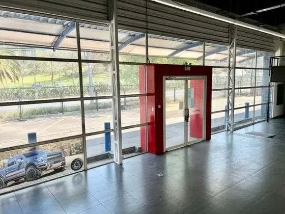 Showroom Con Bodegas / Ind.inofensivo 600m2 / C.empresarial