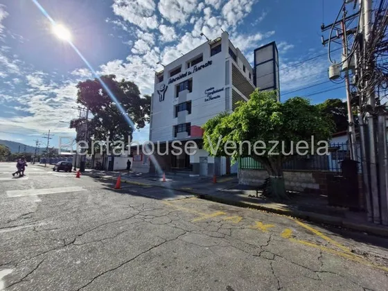 Consultorio Médico En Venta Centro Profesional La Floresta, Maracay 25-10895 Hc