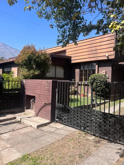 Casa Residencial, Ubicada En Pasaje Cerrado.