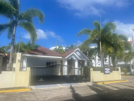 Vendo Casa Preparada Para Un 2do Nivel. Ubicada En Los Riele