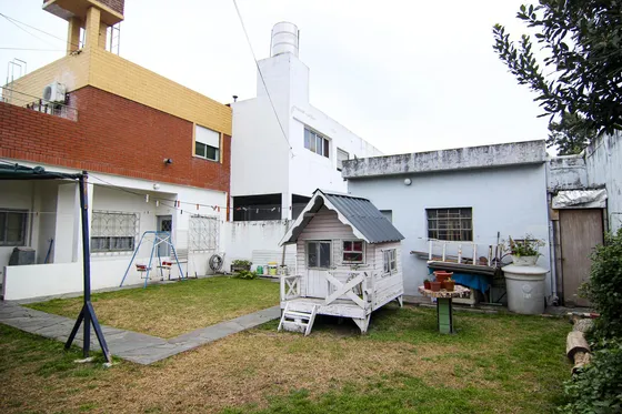 Casa De 4 Ambientes Con Hermoso Parque En Hurlingham