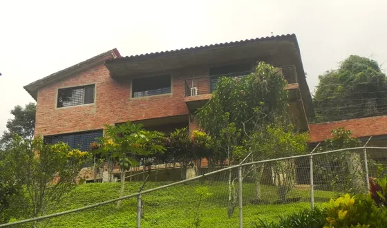Bella Casa En Zona Boscosa Muy Cerca De Caracas