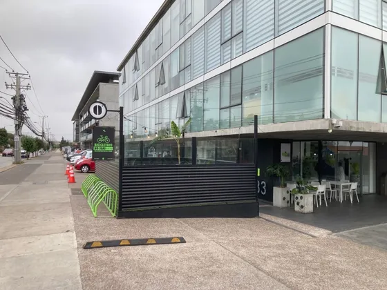 Cafetería Funcionando En Atractivo Entorno.