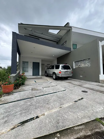 Quinta En Venta Ubicado En Colinas De Pirineos / Ym