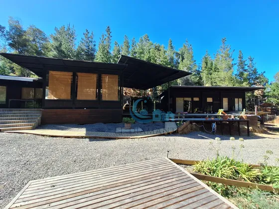 Propiedad Con 2 Casas: Piscina, Quincho, Bosque Nativo