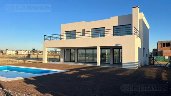 Casa En Venta En El Barrio Riberas- Puertos / Escobar
