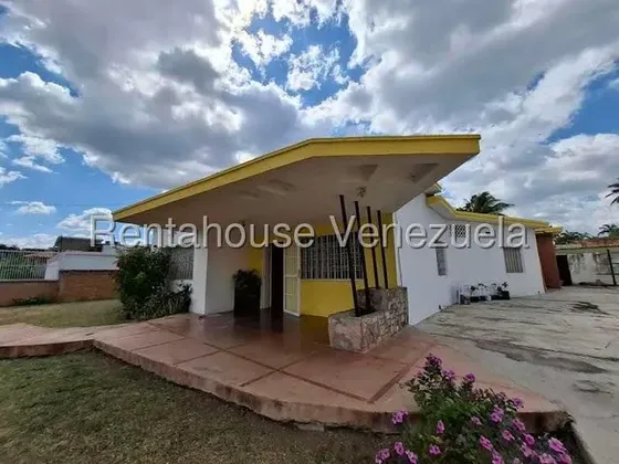 María Valera Vende Exclusiva Casa Al Este De Barquisimeto, Ideal Para Quienes Buscan Confort Y Elegancia En Un Entorno Sereno Y Seguro.