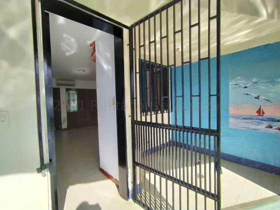En Venta Lujosa Casa En Caraballeda Con Acabados De Lujo, Piscina Propia Y Muelle Propio Jm 25:926