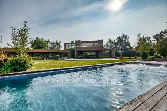 Casa Moderna Con Equipamiento Y Terminaciones De P...