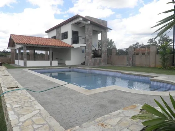 Bella Casa De Campo Diseñada Para El Disfrute De La Familia, Ubicada En Un Sitio Privilegiado Para El Descanso, Montañas Y Laguna Que Harán De Su Dia Un Eterno Compartir Con La Naturaleza.